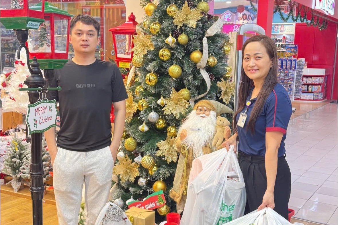 Chi hon 30 trieu dong mua do trang tri Giang sinh o TP.HCM hinh anh