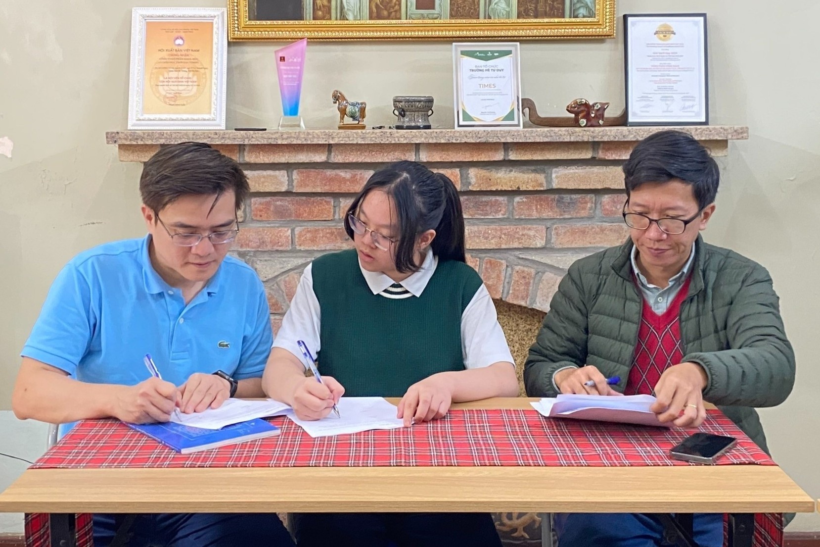 Dich gia 14 tuoi cung bo me tien si ky hop dong lam sach ve AI hinh anh