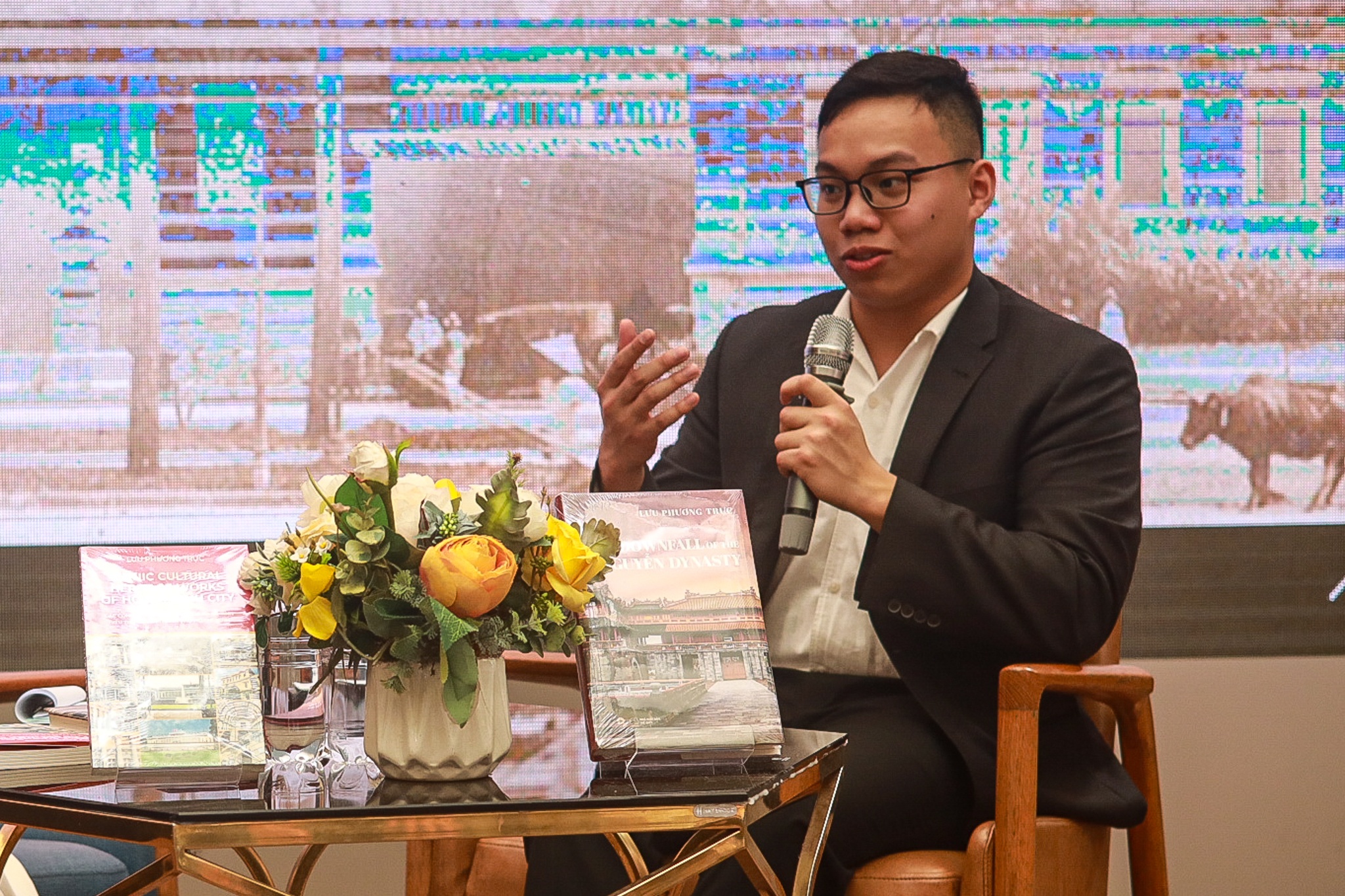 10X viet sach tieng Anh ve lich su va di san TP.HCM hinh anh