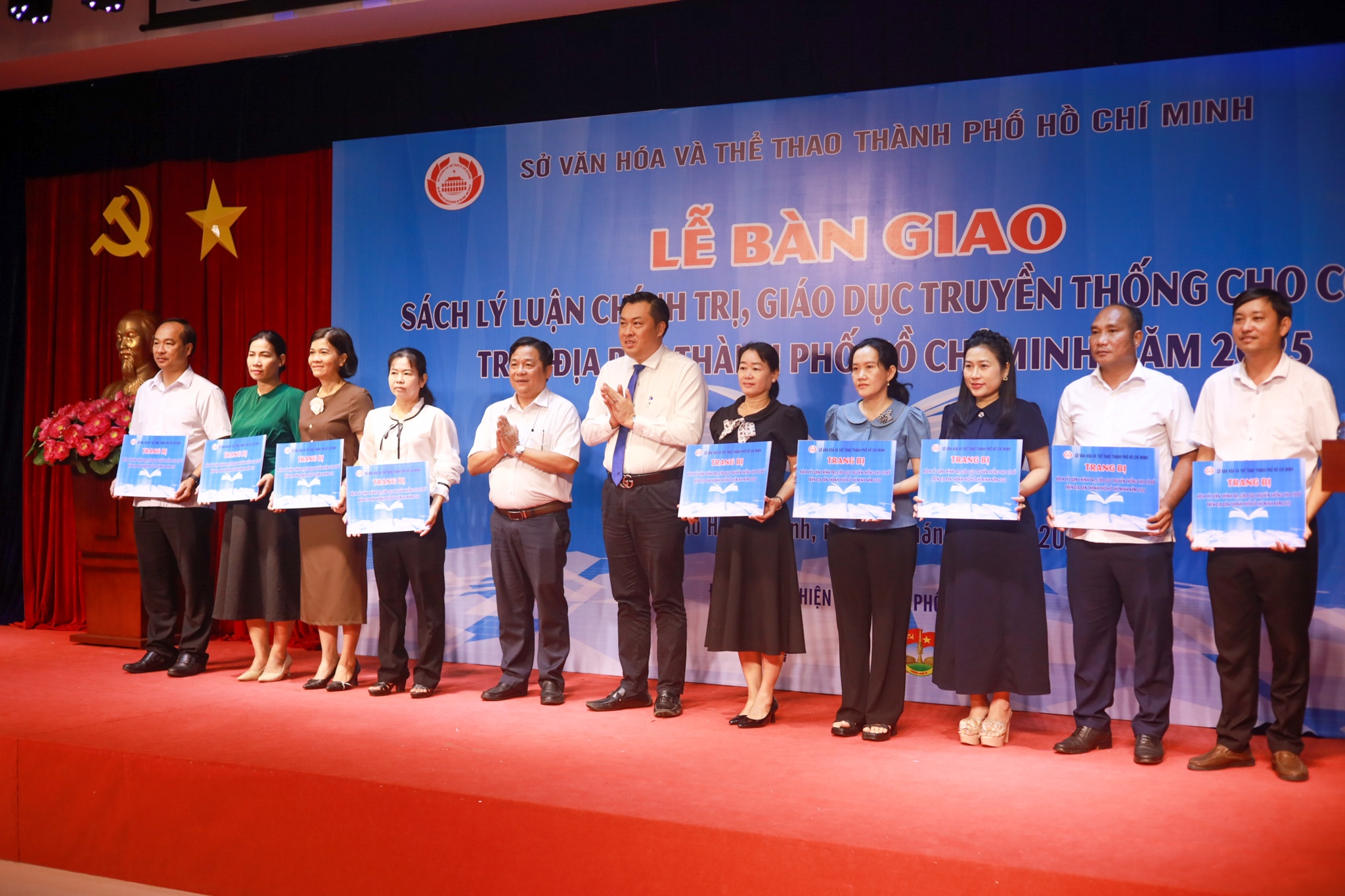 TP.HCM trao tang hon 10.000 ban sach cho 38 don vi co so hinh anh