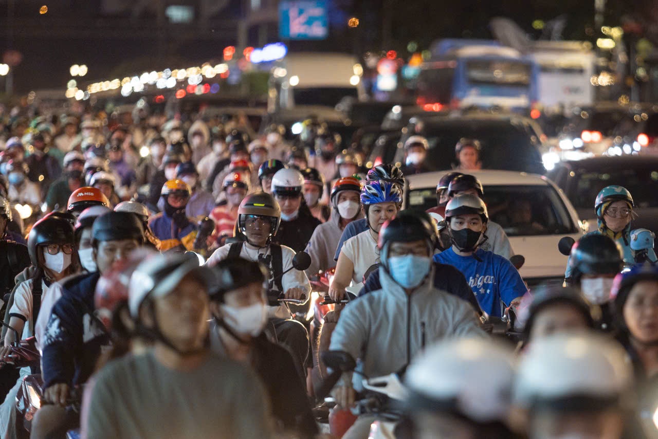 Ket xe nhieu tuyen duong TP.HCM chieu cuoi nam hinh anh