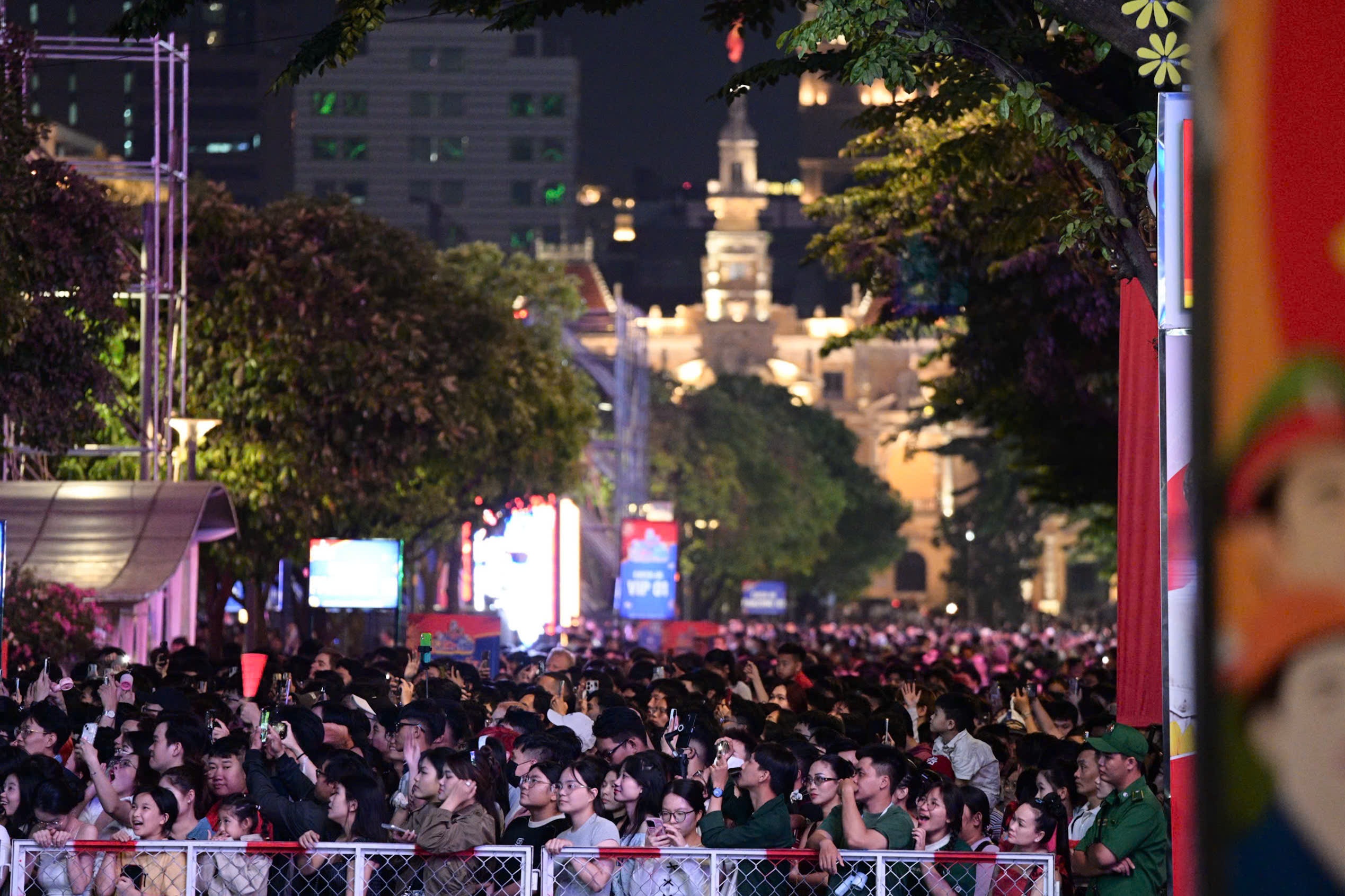 Ken dac nguoi cho xem phao hoa o trung tam TP.HCM hinh anh