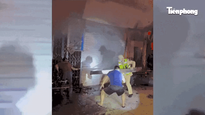 Canh sat giao thong pha cua cuu 11 nguoi thoat khoi dam chay hinh anh