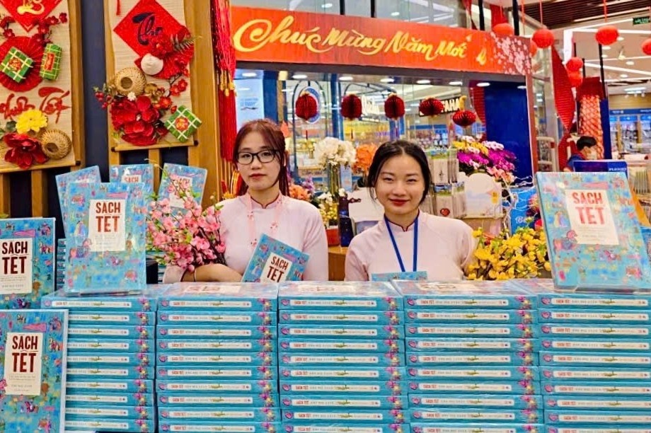 Mot doanh nghiep chi gan 42 trieu dong mua sach Tet tang nhan vien hinh anh