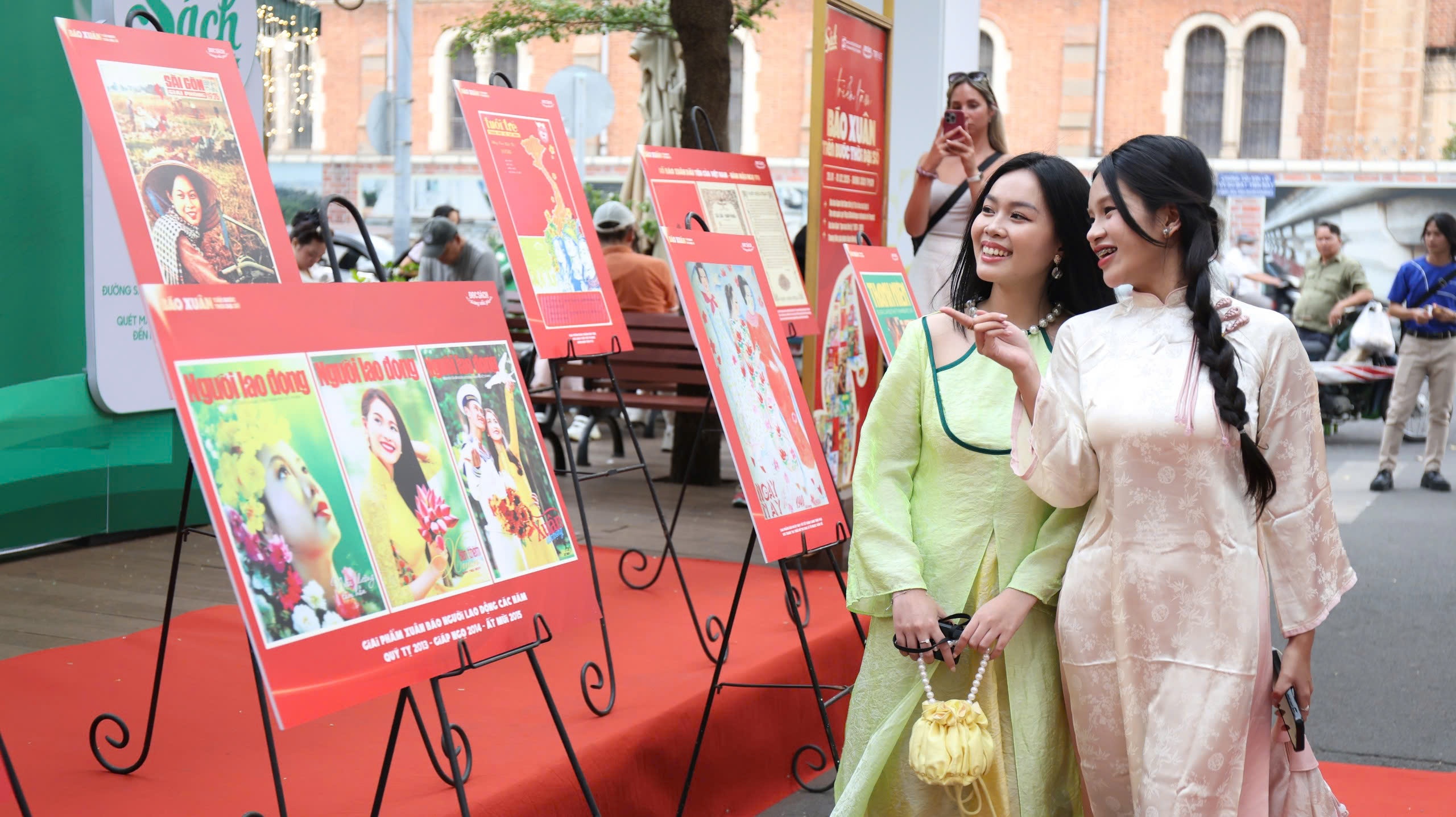 Tinh than, gia tri van hoa tren trang bao Xuan hinh anh