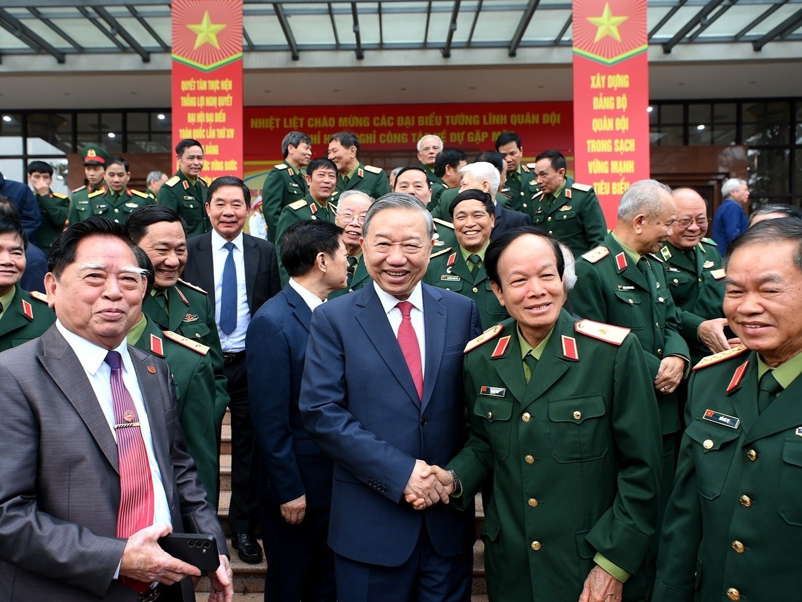 Tong Bi thu To Lam gap mat dai bieu tuong linh quan doi nghi huu hinh anh