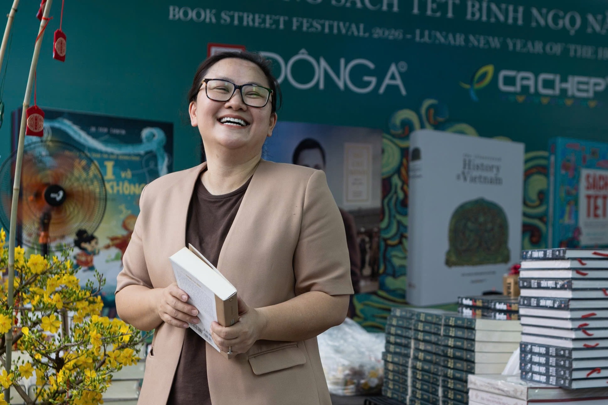 'Chay nuoc rut' dua Duong sach Tet Binh Ngo 2026 ve dich truoc gio G hinh anh