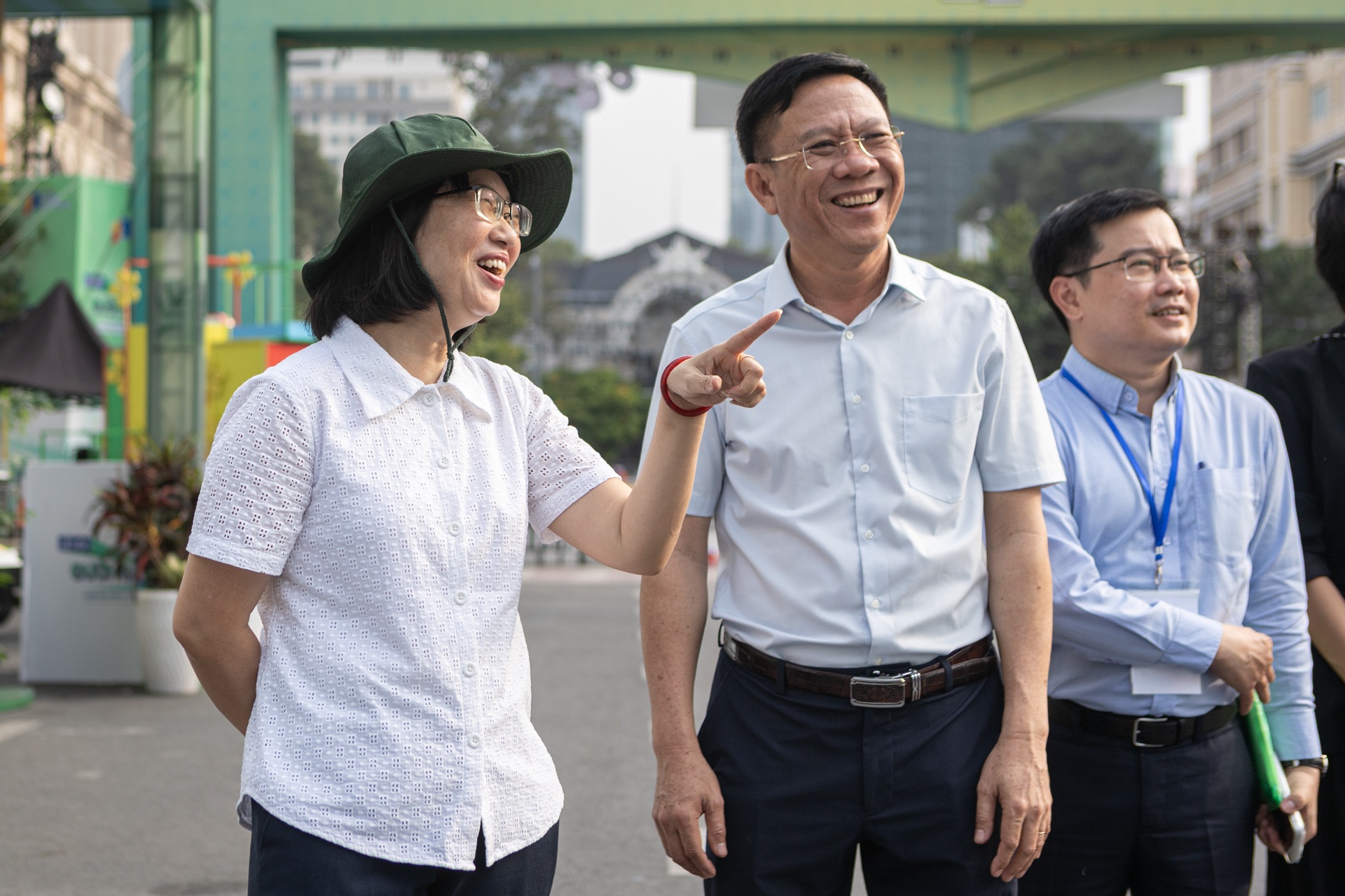 Pho chu tich UBND TP.HCM kiem tra Duong sach Tet truoc gio khai mac hinh anh