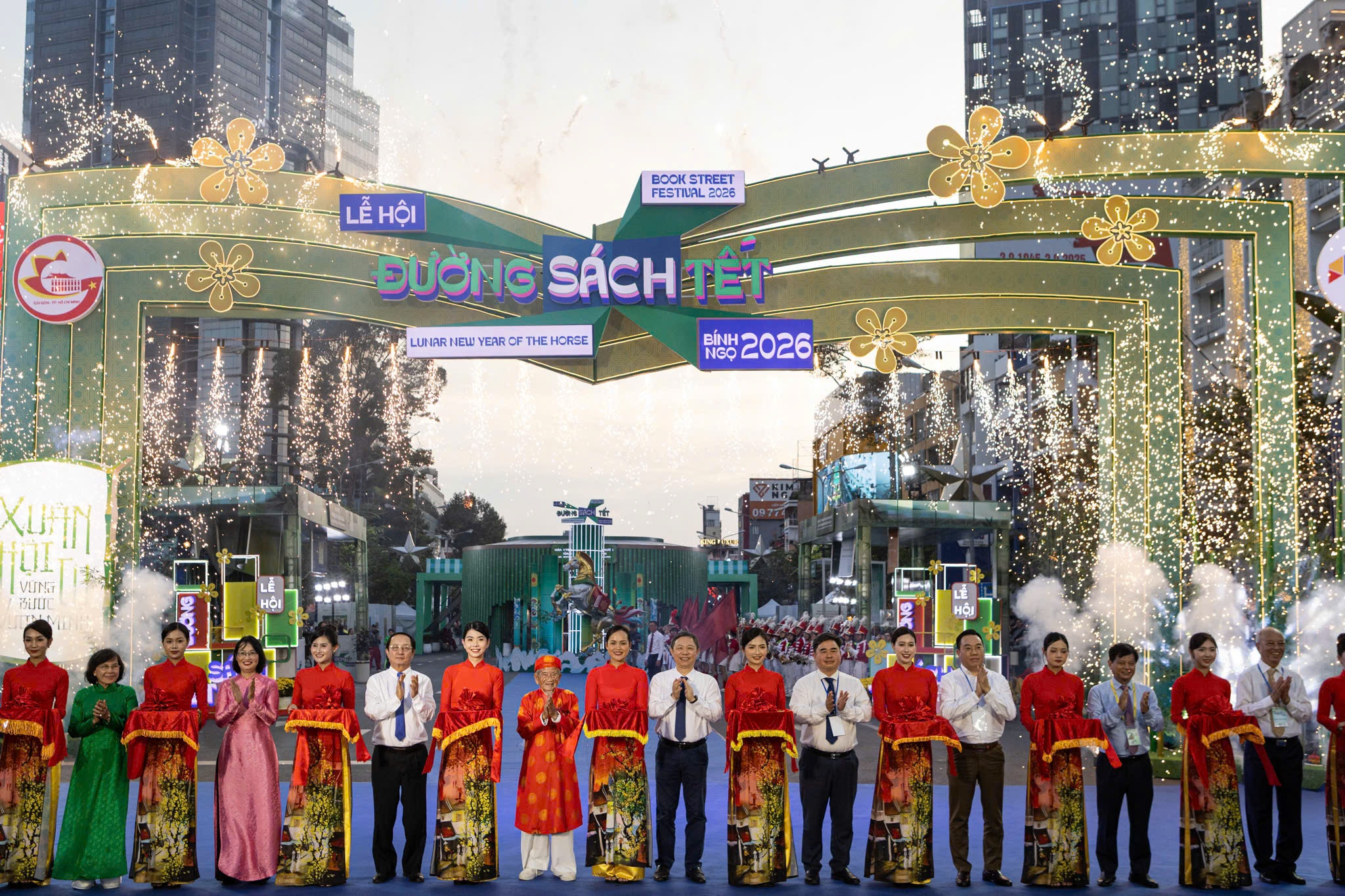 Khai mac Le hoi Duong sach Tet dau tien cua TP.HCM sau sap nhap hinh anh