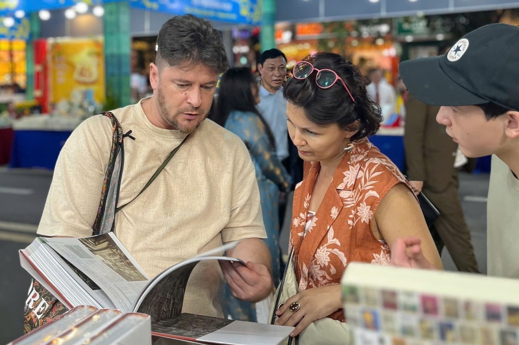 Khach quoc te chuong sach lich su Viet Nam tai Duong sach Tet hinh anh