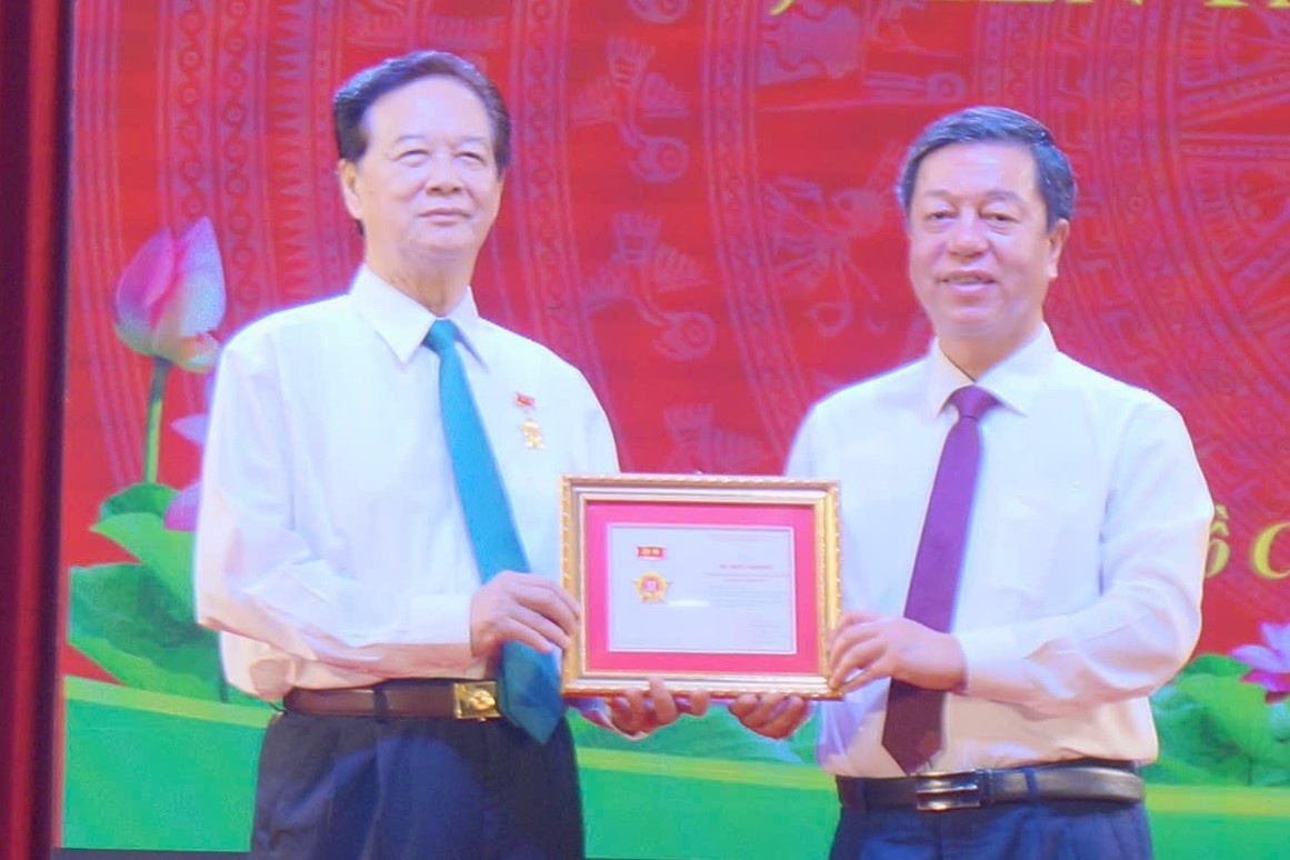 Ong Nguyen Tan Dung nhan ky niem chuong ve xuat ban sach hinh anh