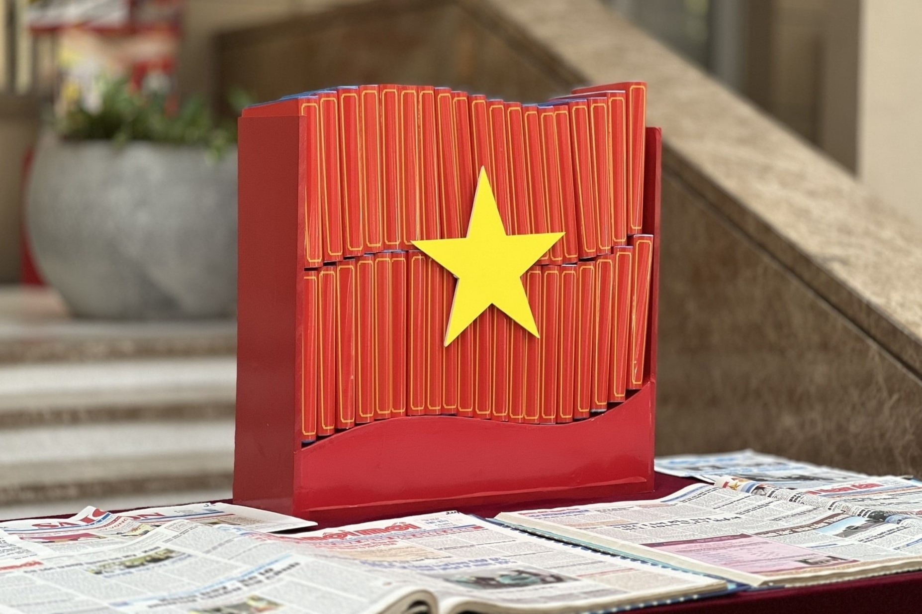 Trung bay 300 tai lieu ve Quoc hoi Viet Nam qua thoi ky doi moi hinh anh