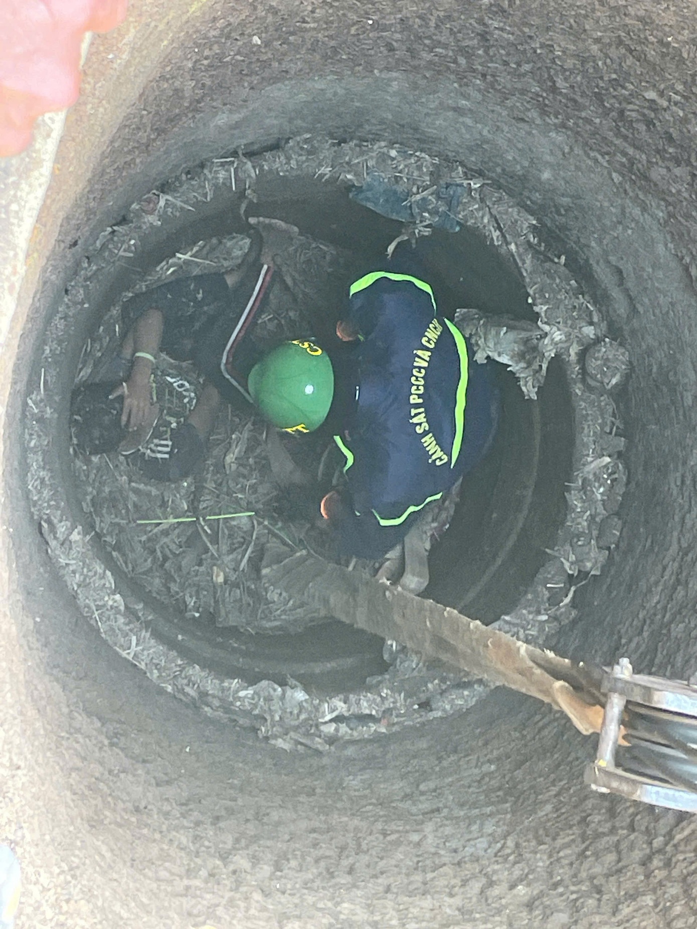 be trai roi xuong gieng anh 2