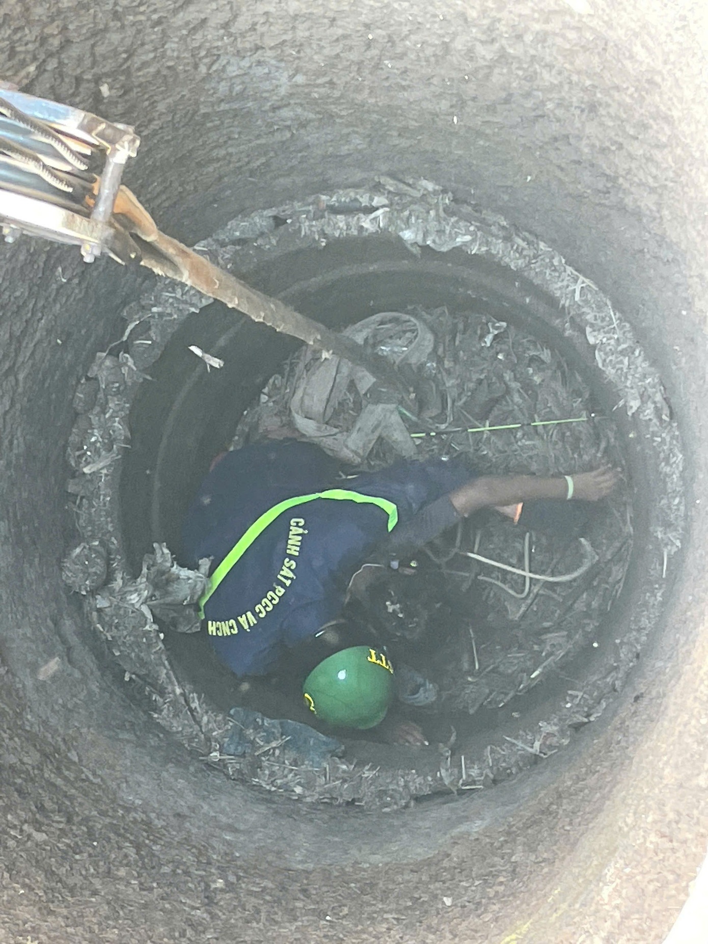 be trai roi xuong gieng anh 3