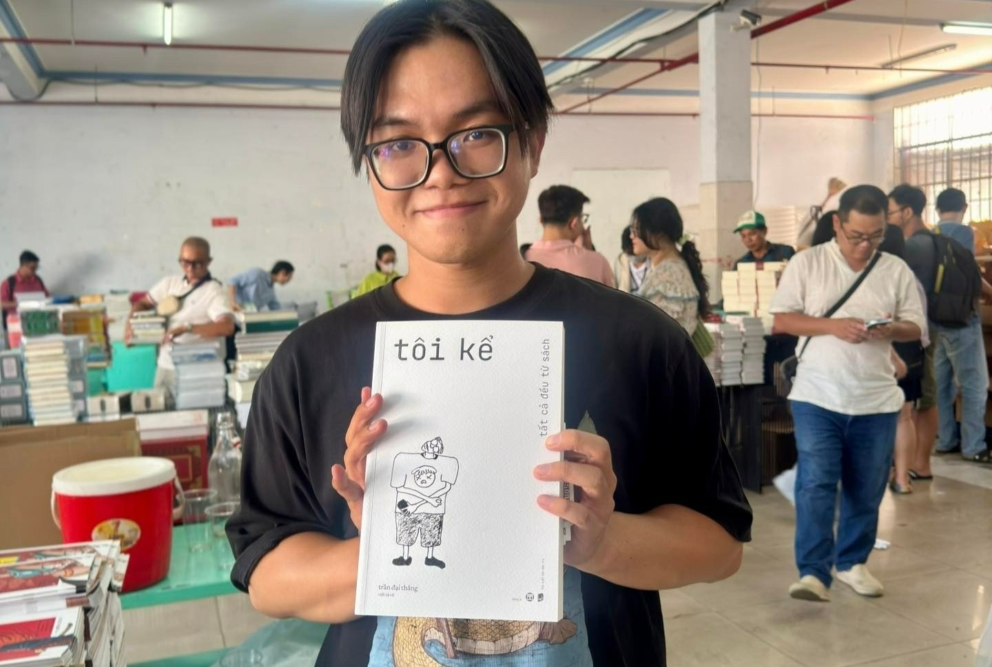 Cong ty sach xa kho, giam doc den ve, ky tang tung doc gia hinh anh