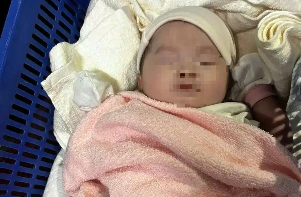 Be so sinh bi bo roi truoc cong nha dan kem thu tay 'con la sinh vien' hinh anh