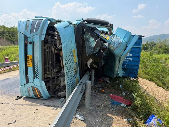 Container lan lan tong xe may, 3 nguoi tu vong o Dak Lak hinh anh