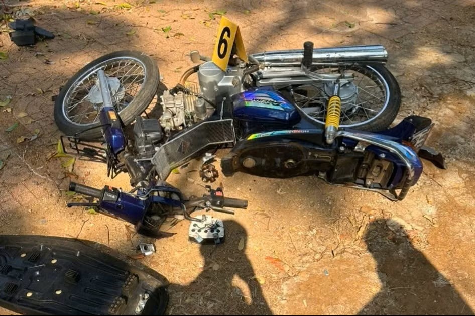 Xe may kep 3 tong goc cay, 2 nguoi tu vong hinh anh