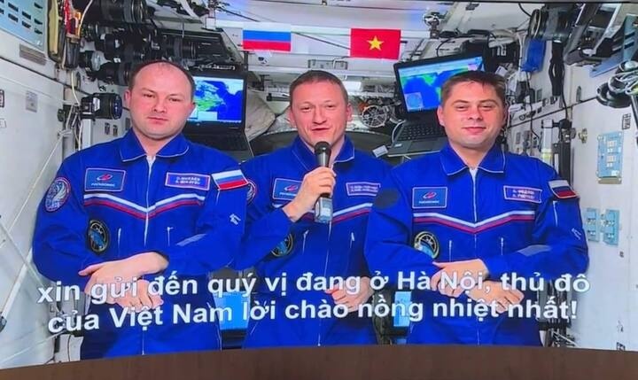 Phi hanh gia Nga gui loi chao Viet Nam tu tram vu tru hinh anh