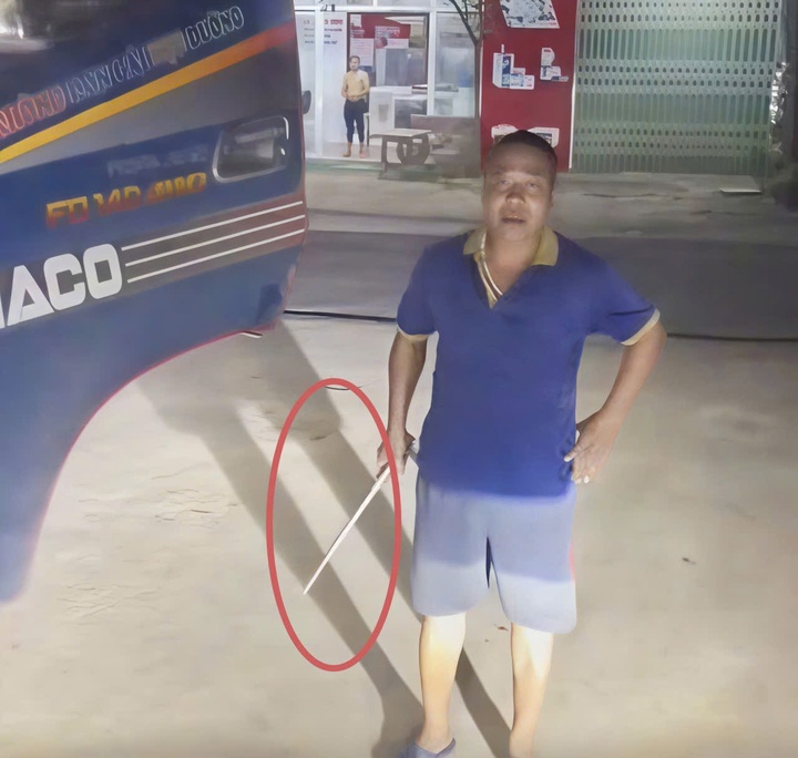 Tai xe xe tai BKS 98C-247.56 cam dao chan dau xe, doa chem nguoi hinh anh