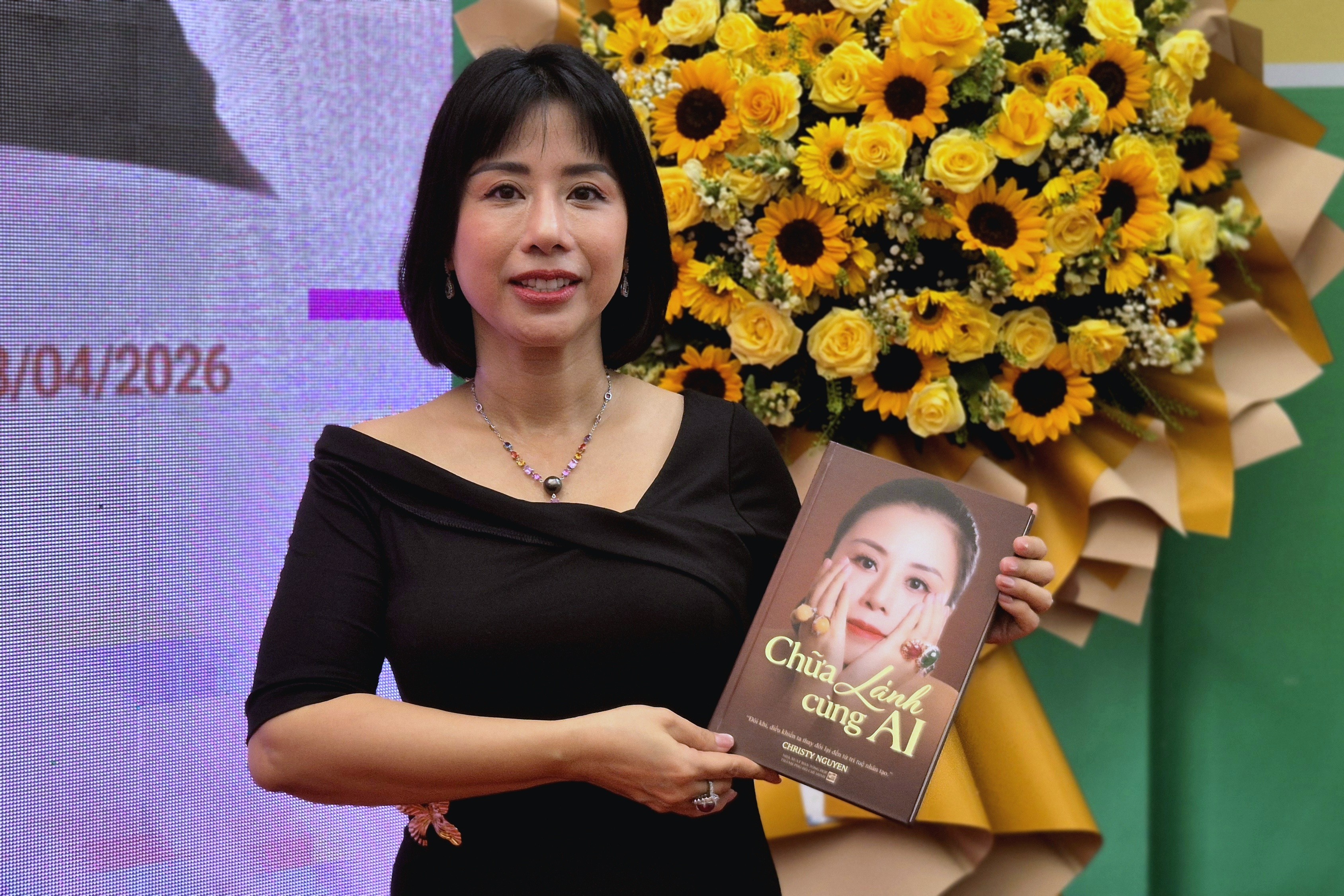 Tac gia viet sach chua lanh tu 3.000 gio tro chuyen voi AI hinh anh