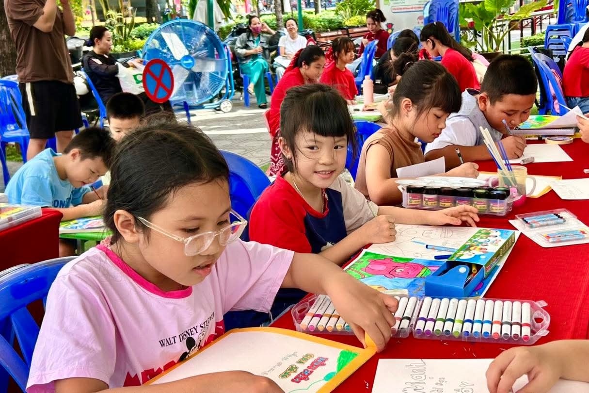 No nuc Ngay hoi Sach va Van hoa doc o Duong sach Thu Duc hinh anh