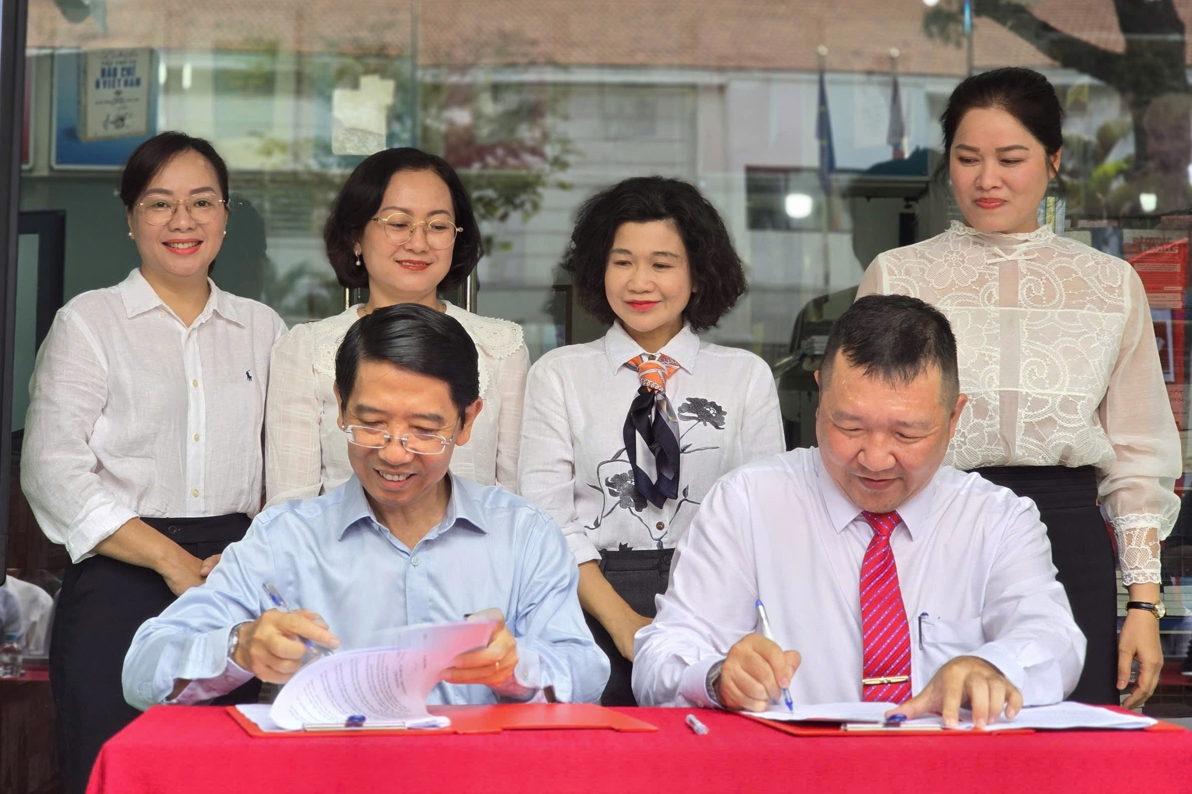 NXB Tong hop, phuong Sai Gon, Tan Dinh hop tac phat trien van hoa doc hinh anh