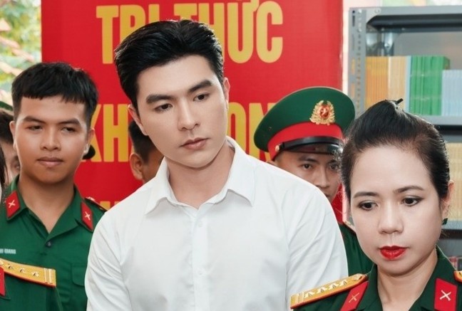 Steven Nguyen gay chu y khi giao luu tai thu vien luu dong hinh anh