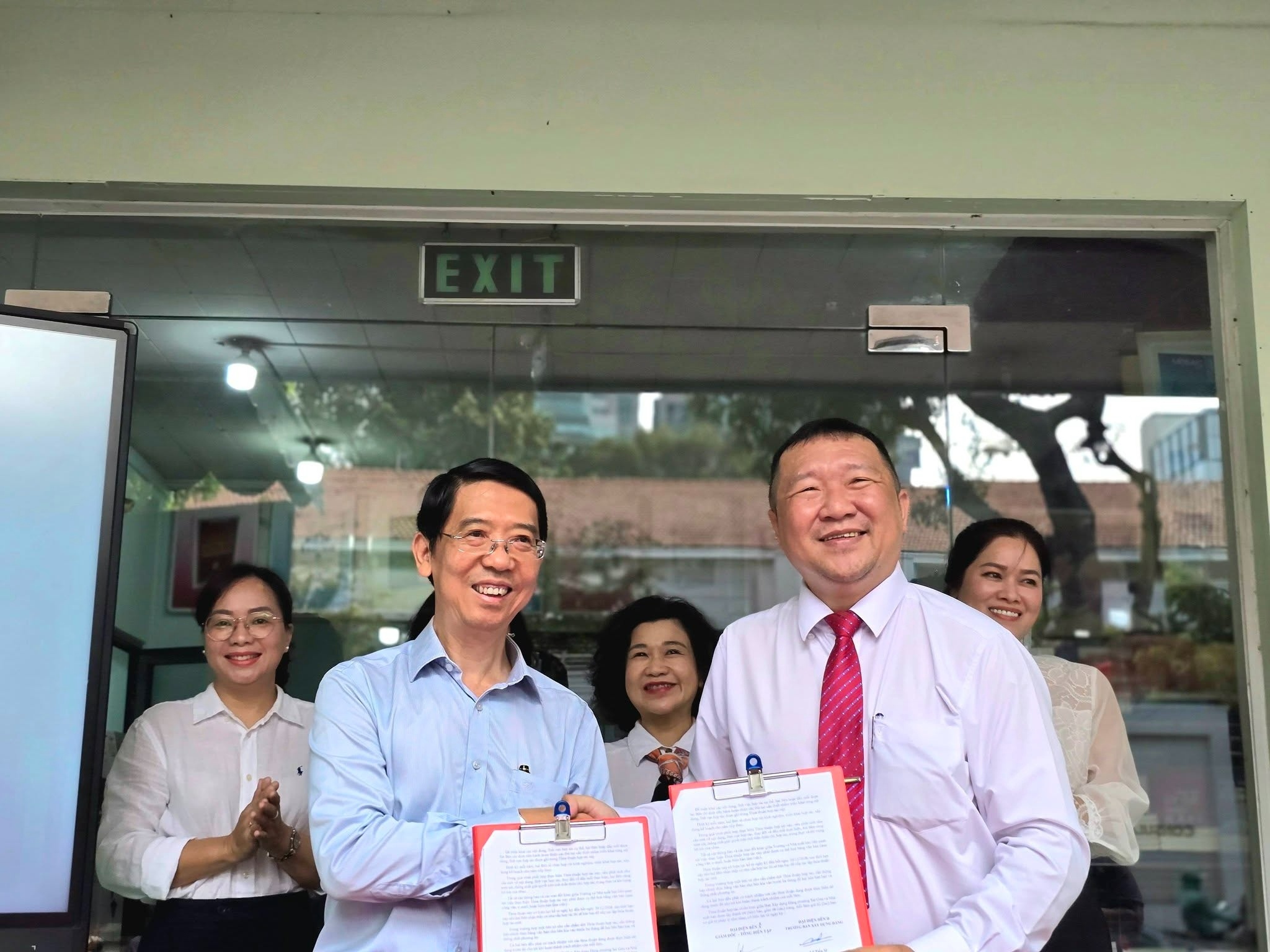 NXB Tong hop, phuong Sai Gon, Tan Dinh hop tac phat trien van hoa doc hinh anh