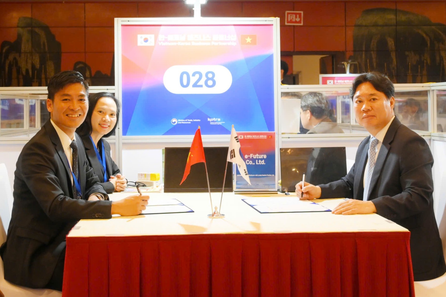 Chua day 24h, mot chuoi nha sach Viet ky hop tac voi 2 don vi quoc te hinh anh