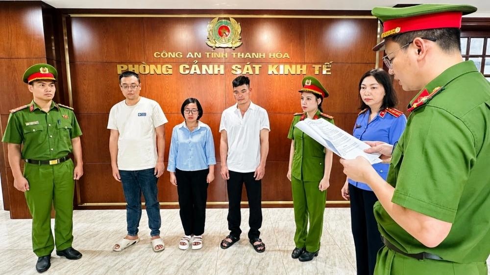Khoi to vu xa thai gan 6.000 tan chat thai tai Thanh Hoa hinh anh