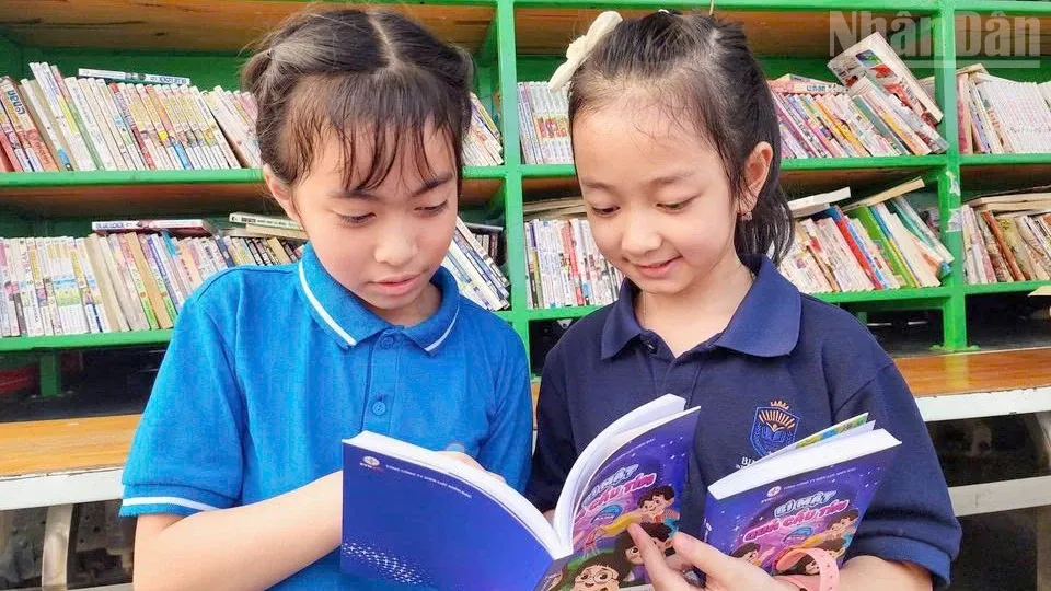 Gieo y thuc tiet kiem dien cho hoc sinh tu nhung trang sach thieu nhi hinh anh
