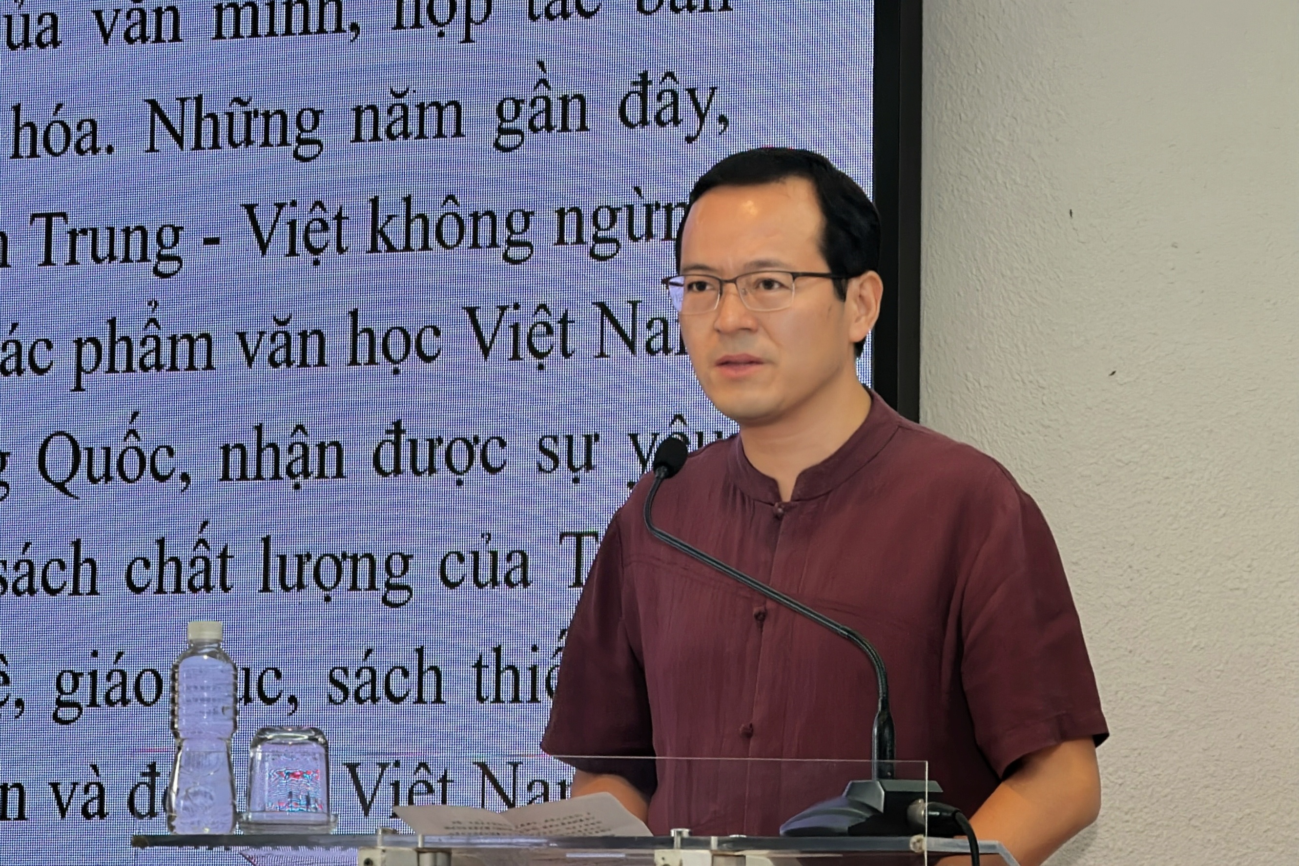 57 nam, chi co 150 dau sach Viet vao Trung Quoc hinh anh