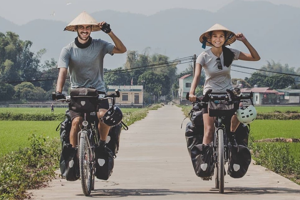 Cap vo chong gay chu y dac biet khi dap xe tu Phap ve Viet Nam hinh anh