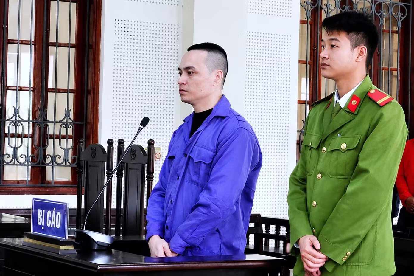 Cha bat khoc, nghen long hoi con: 'Sao khong lam nghe chan chinh' hinh anh
