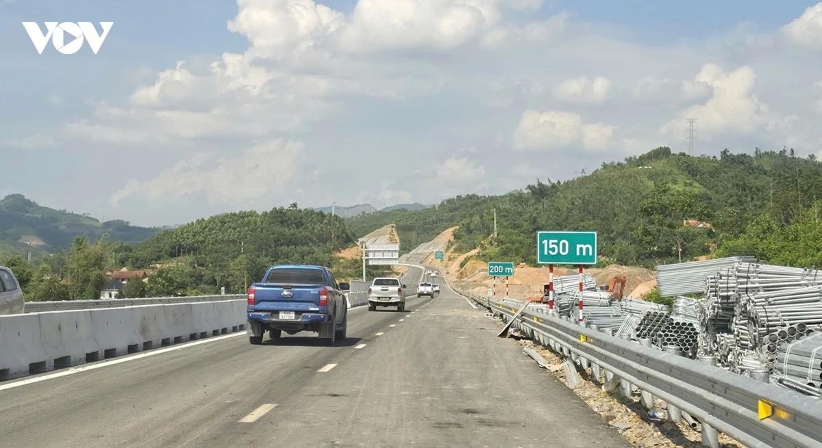 Thong tuyen phan doan 27 km cao toc Huu Nghi - Chi Lang hinh anh