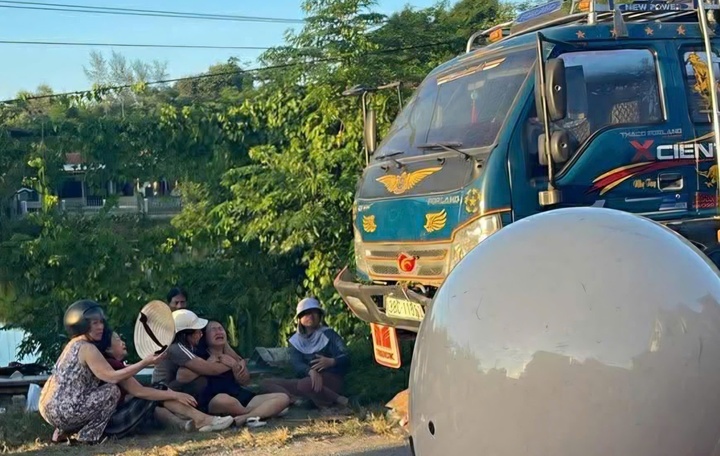 Oto tai va cham xe may tren quoc lo o Hue, chau be 6 tuoi tu vong hinh anh