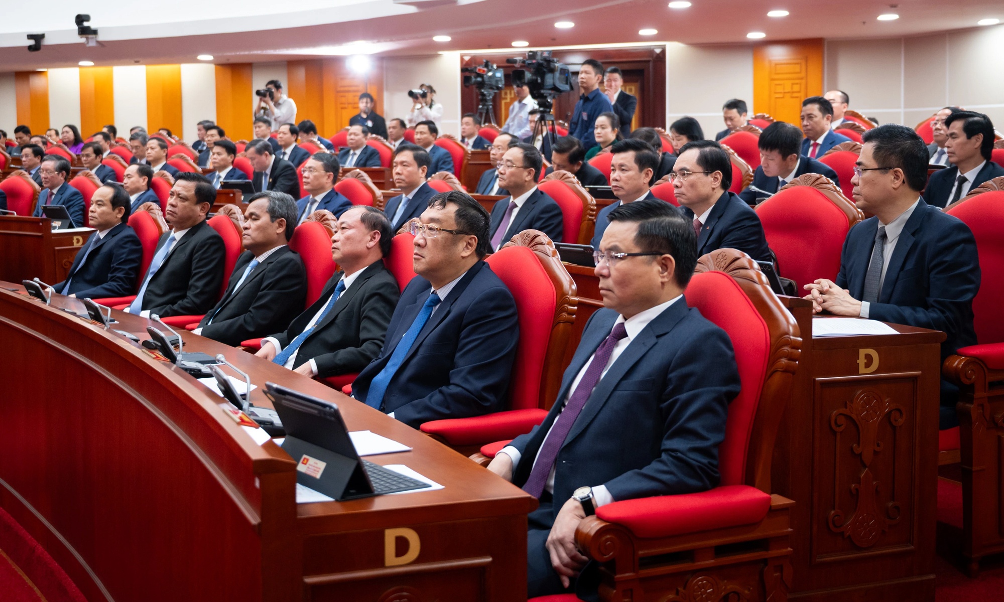 Tang muc ho tro phuc vu doi voi bo truong, bi thu tinh uy hinh anh