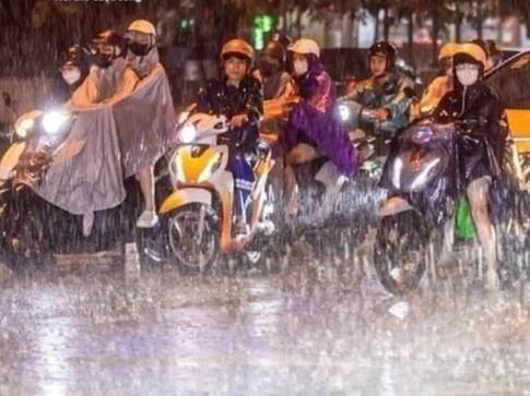 Mien Bac don khong khi lanh cuoi mua, troi chuyen mua lon hinh anh