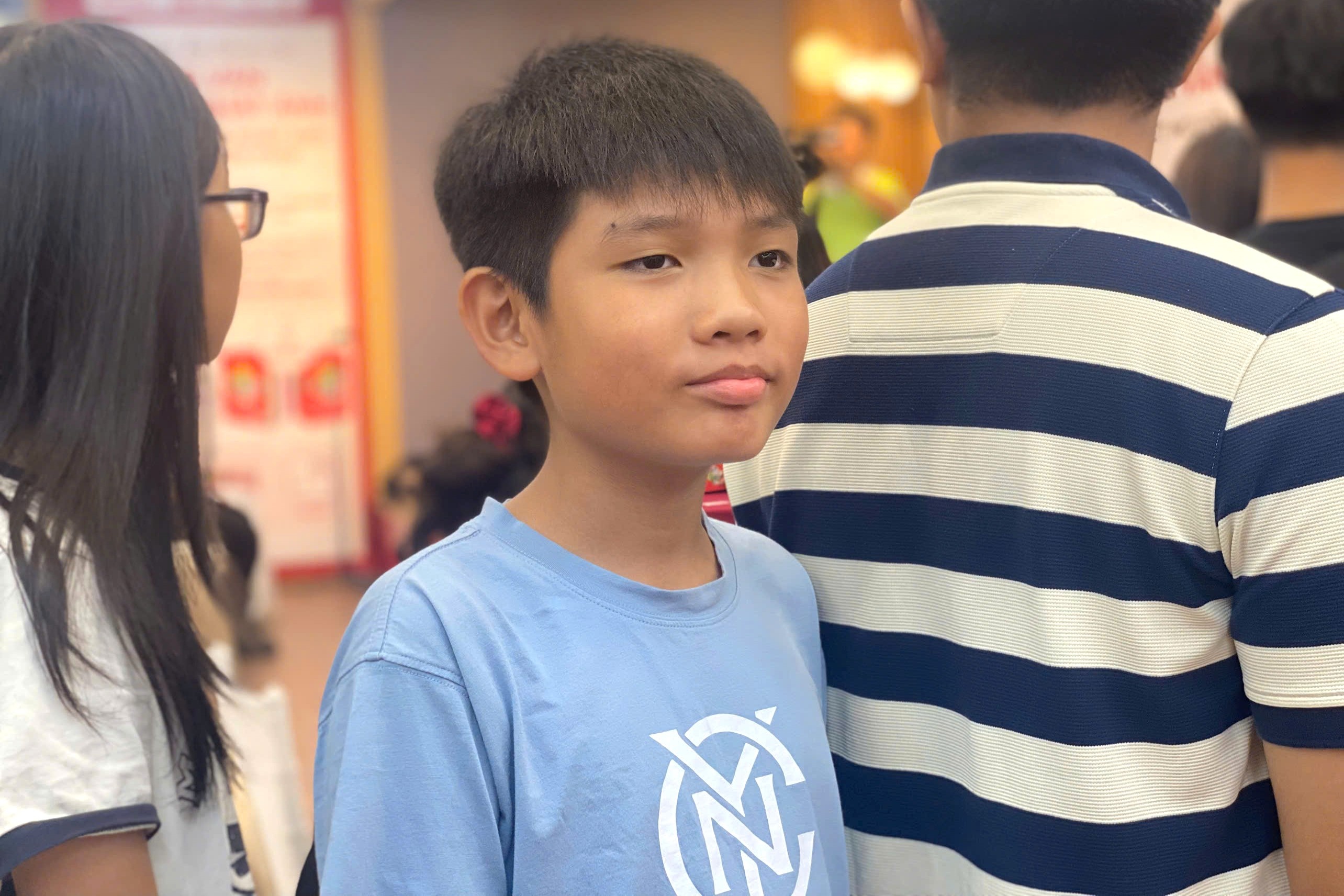 Cau be tu Ca Mau den TP.HCM xin chu ky nha van Nguyen Nhat Anh hinh anh