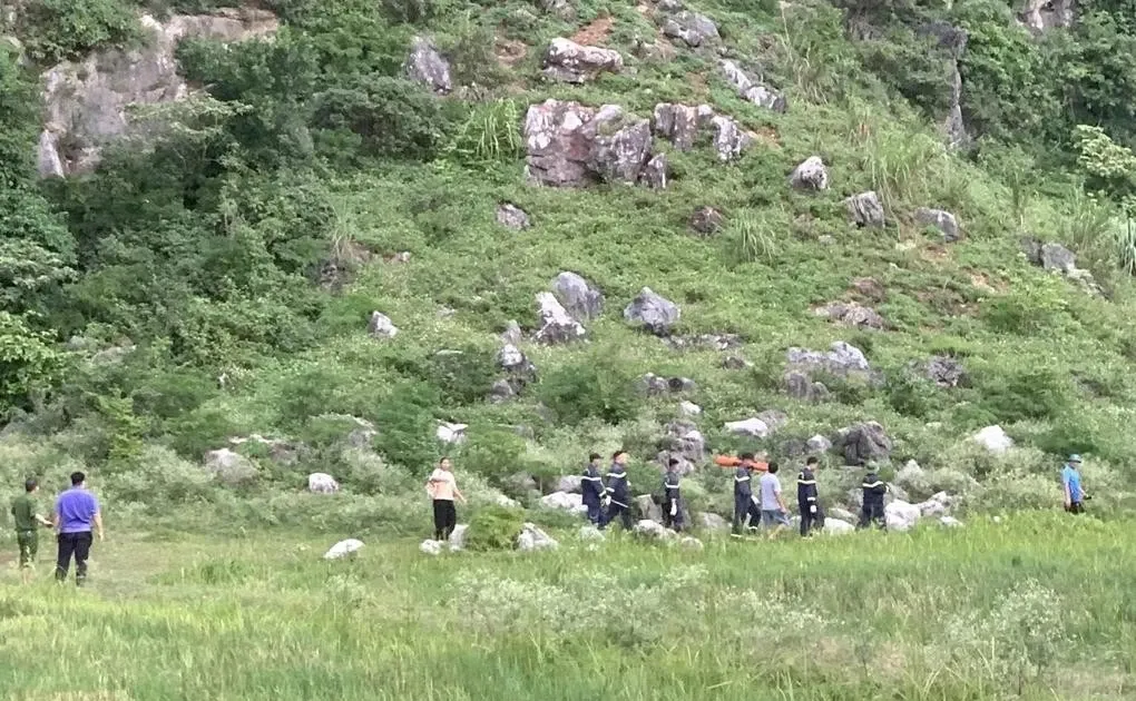 Treo nui tim cay muoi hong, nam thanh nien nga vach nui tu vong hinh anh