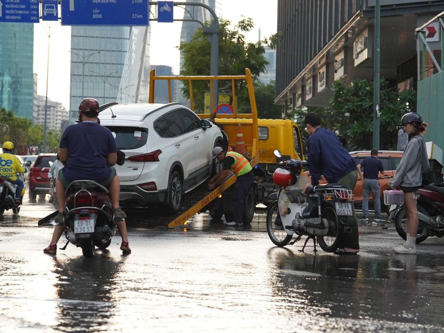 Mua lon ngap chan cau Ba Son, loat xe chet may, oto phai goi cuu ho hinh anh