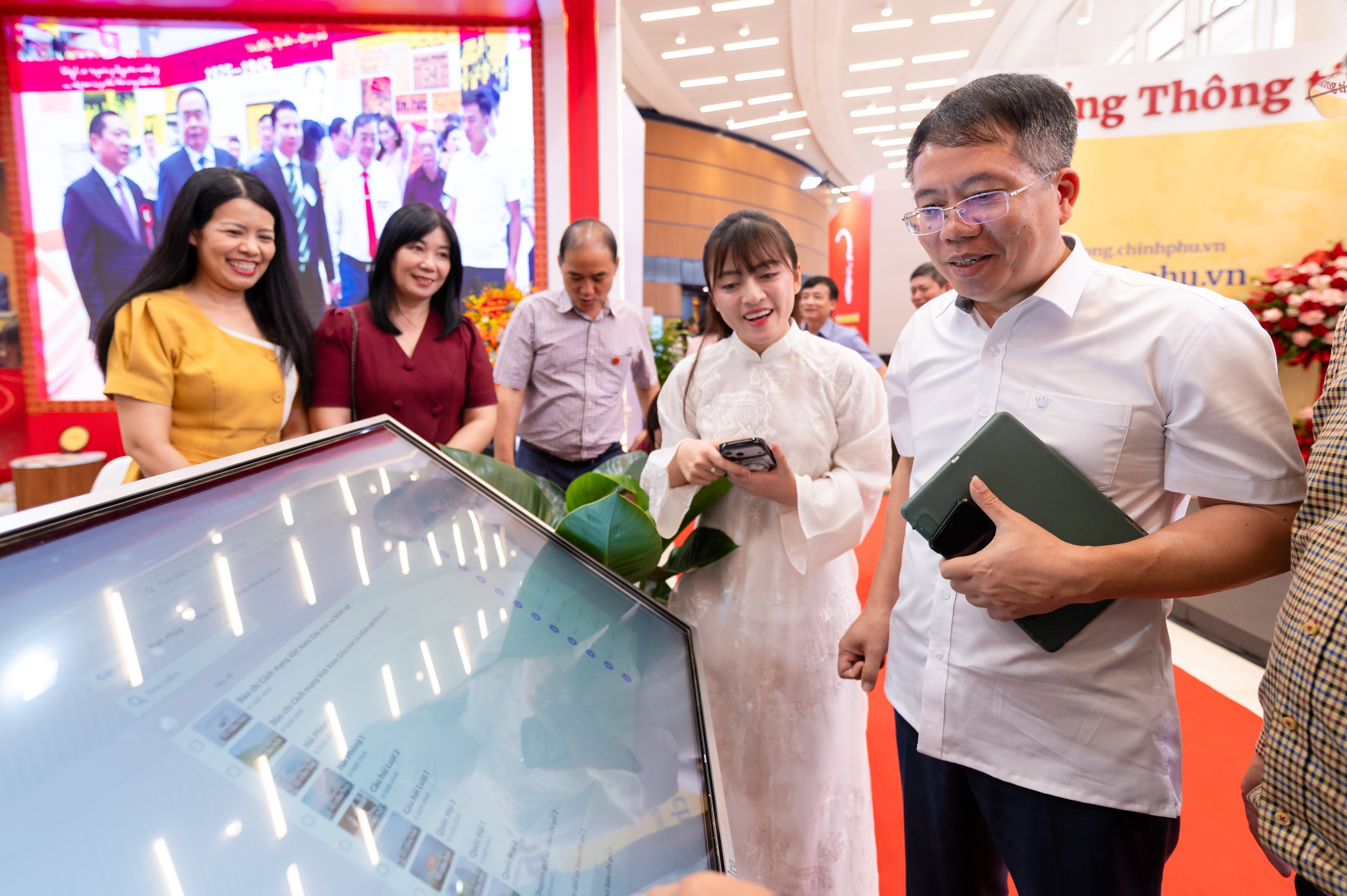 Cach bao chi gianh lai doc gia tu tay cac nen tang xuyen bien gioi hinh anh