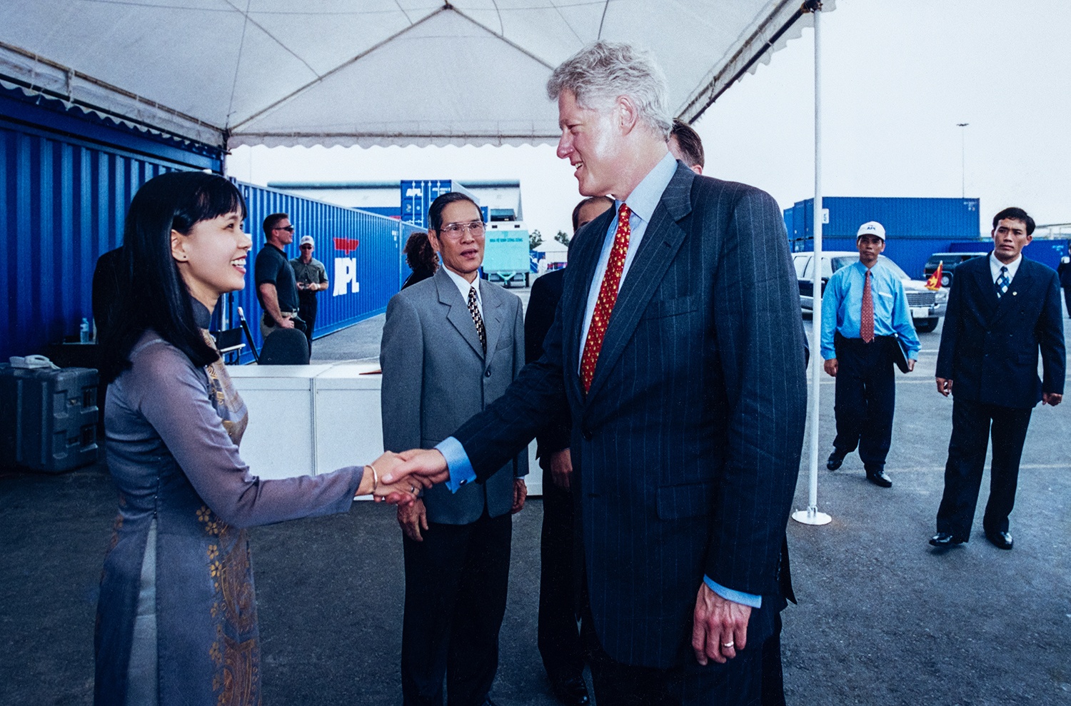 Nhiep anh gia dung canh Tong thong Bill Clinton o TP.HCM hinh anh