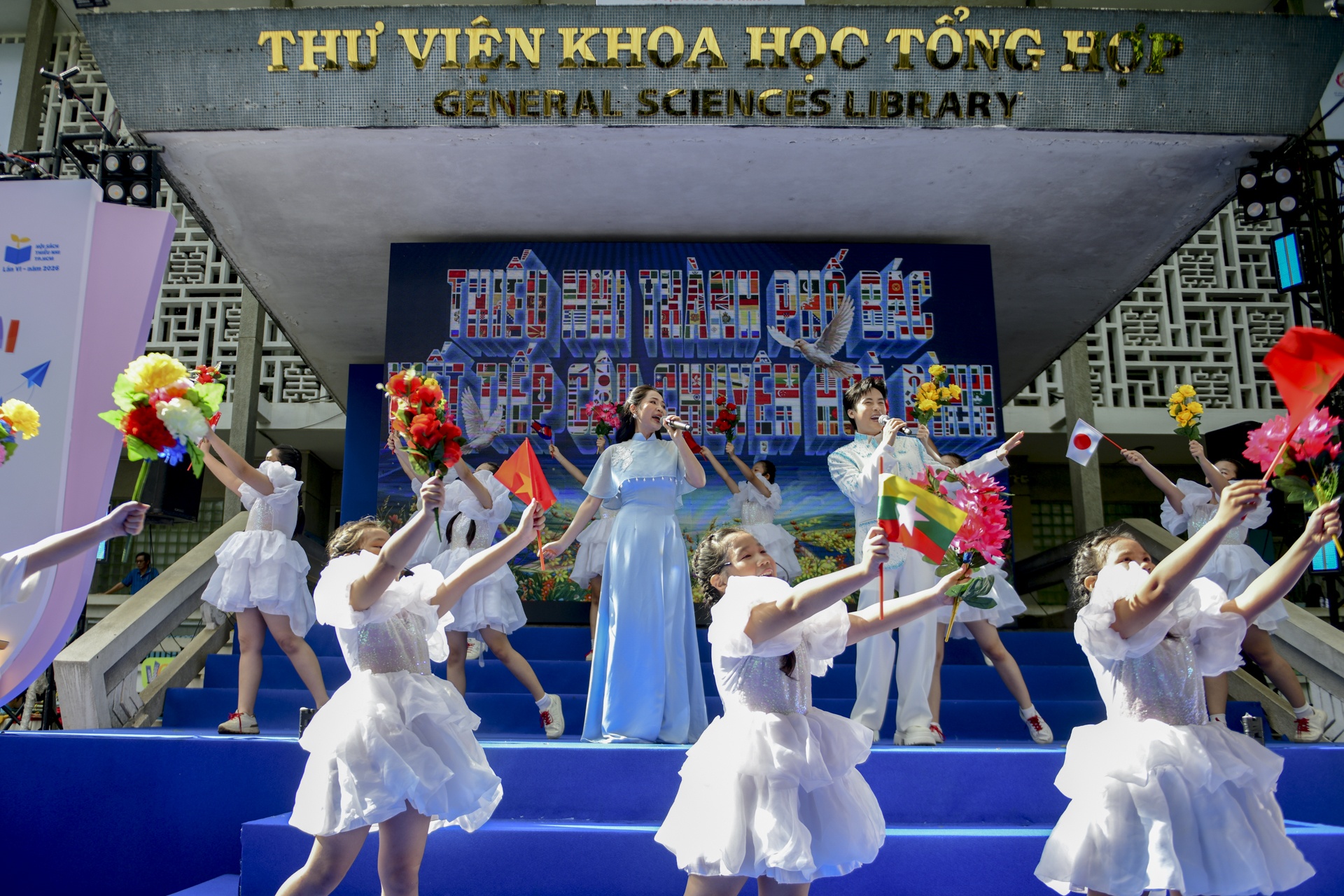 hoi sach thieu nhi anh 1