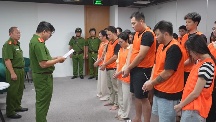 Cong an TP.HCM khoi to them 51 ke lua dao hop dong ky nghi hinh anh