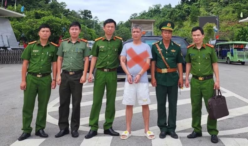 Doi tuong nguoi nuoc ngoai lua dao hon 8 trieu Nhan dan te, tron truy na hinh anh
