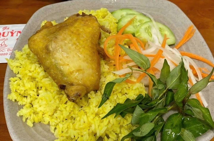 Gan 50 nguoi dau bung, non oi phai nhap vien sau an com ga o Cam Ranh hinh anh