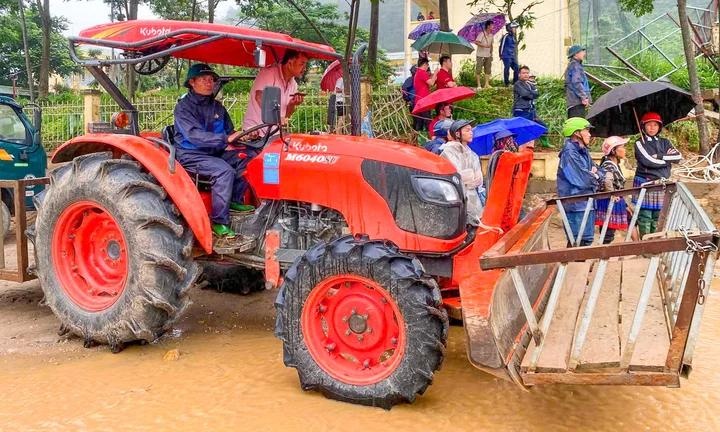 Người đàn ông Lai Châu lái máy cày mở đường cứu nạn giữa vùng lũ dữ