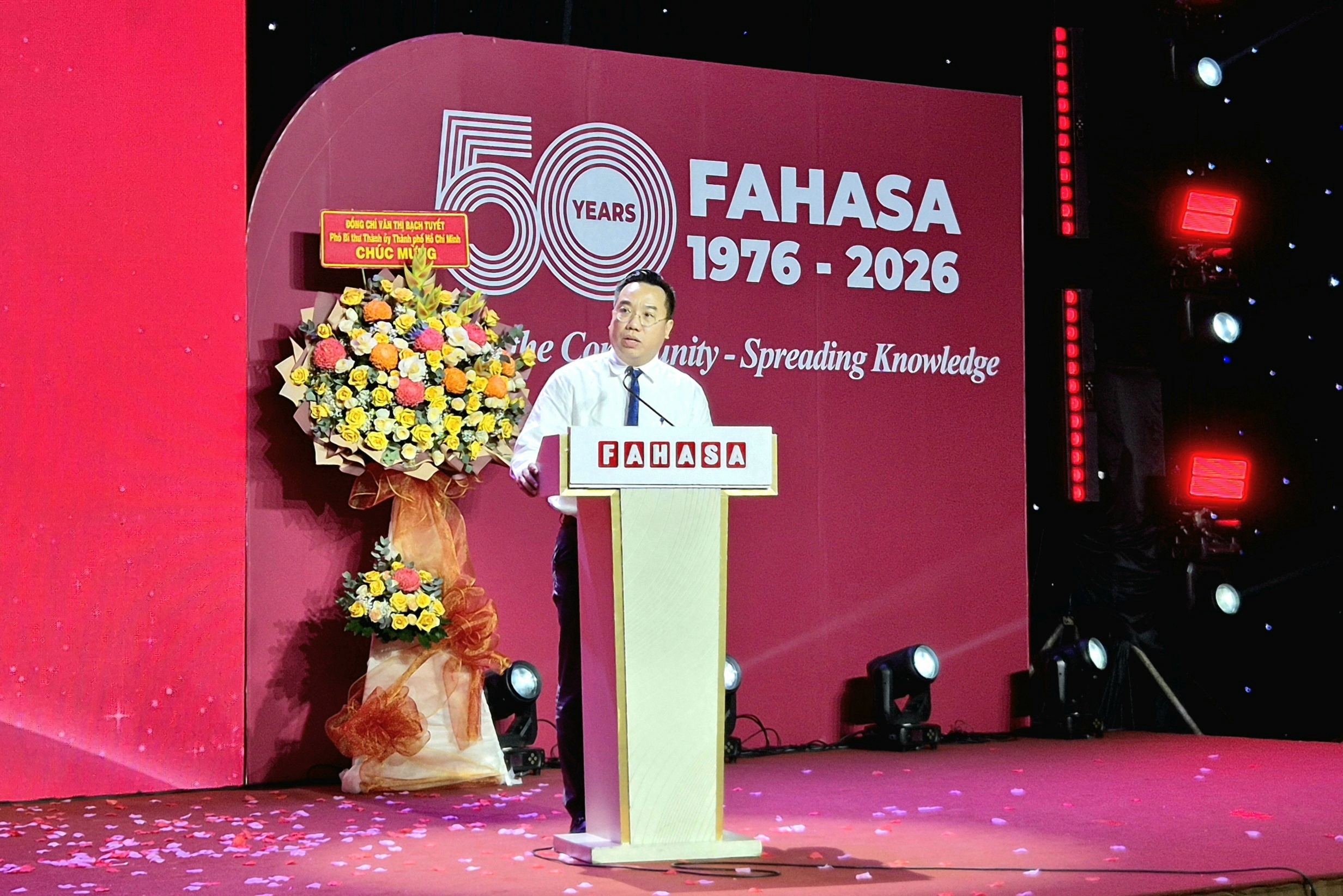 ph&aacute;t h&agrave;nh ảnh 2